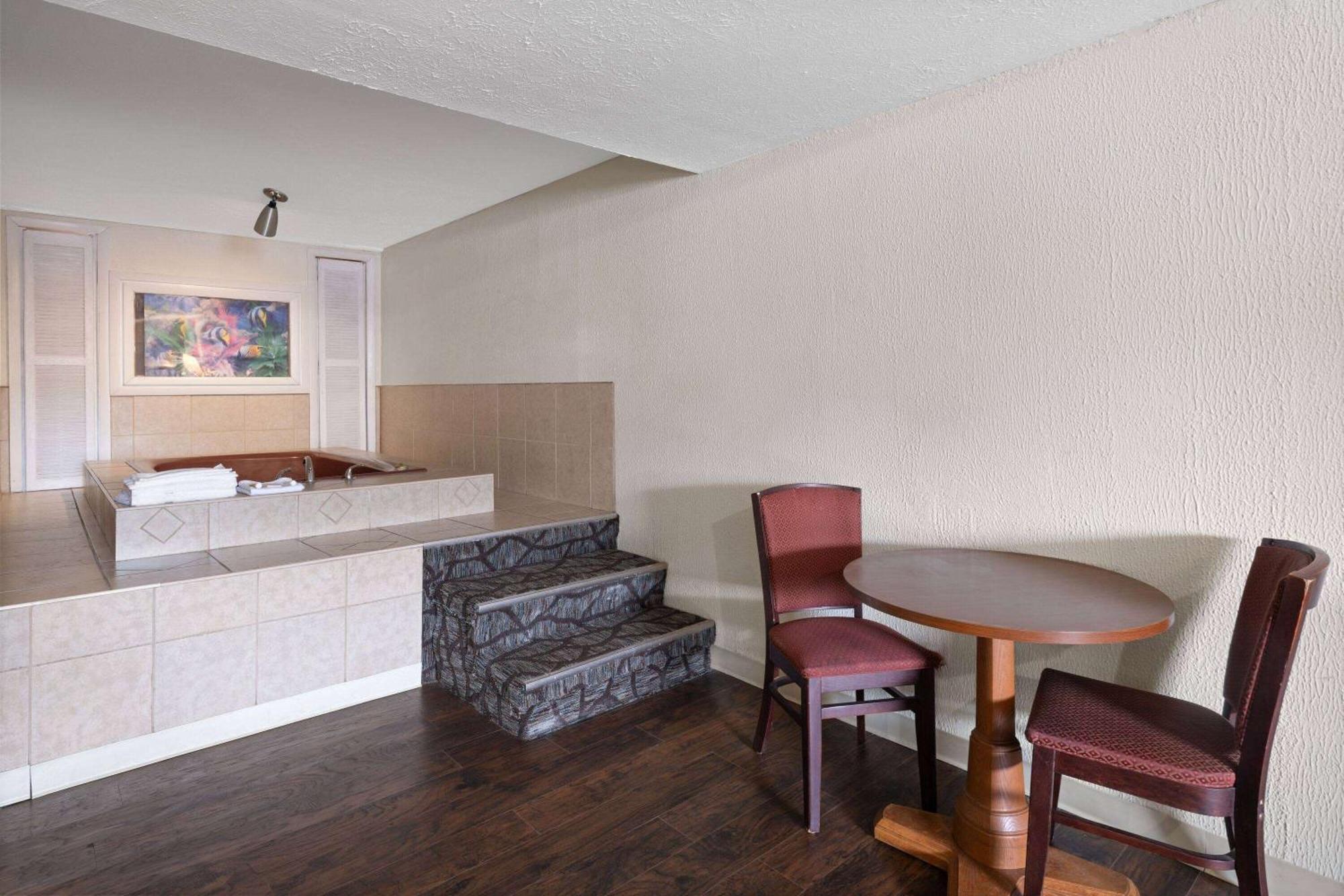 Super 8 By Wyndham Youngstown Girard Экстерьер фото